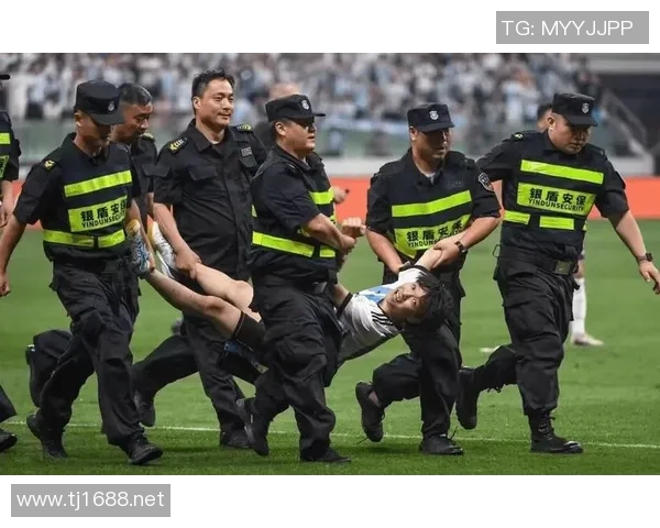 足球明星打手机事件引发热议视频曝光引发球迷热情讨论 足球明星打手机事件引发热议视频曝光引发球迷热情讨论