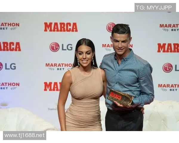 足球明星与娇妻亲密互动引发热议网友热评幸福生活真羡慕 足球明星与娇妻亲密互动引发热议网友热评幸福生活真羡慕